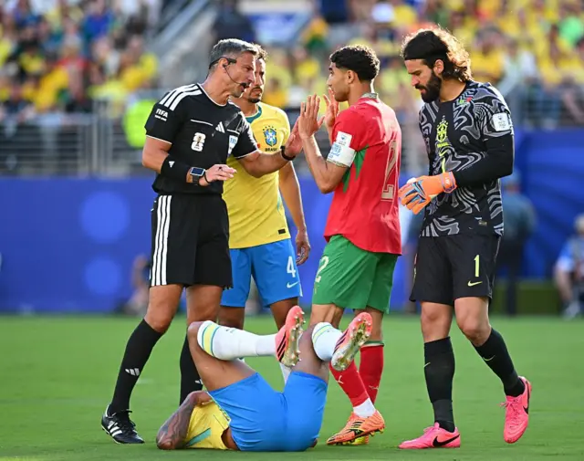 Vini Jr caído enquanto árbitro conversa com Hakimi, do Marrocos