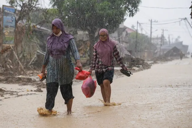 Ilustrasi. Warga dari desa yang masih terisolir harus berjalan kaki puluhan kilometer untuk membeli kebutuhan hariannya.