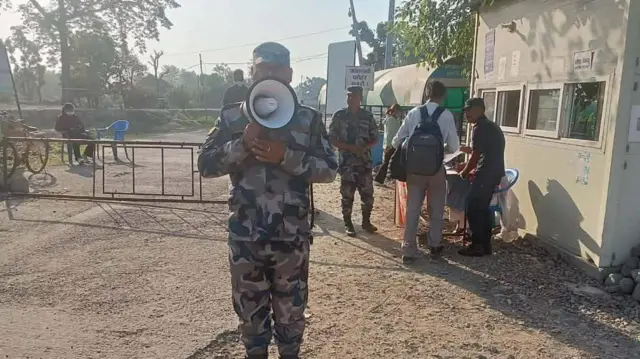 सुरक्षा बल के जवान लोगों को सीमा शुल्क के बारे में जानकारी देते हुए 