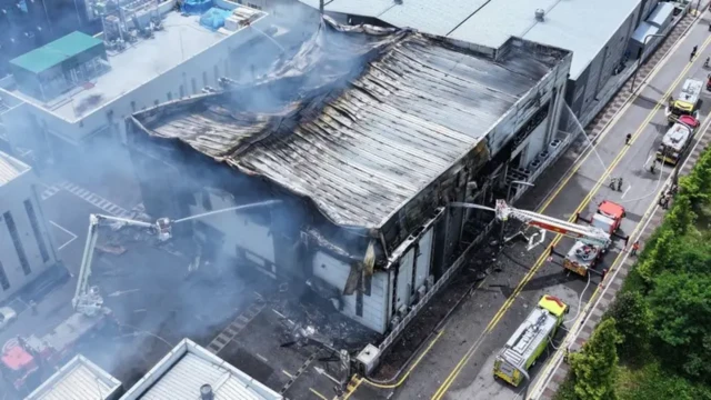 불이 난 공장의 모습