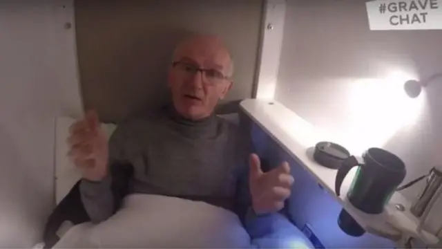 कब्र से लाइव