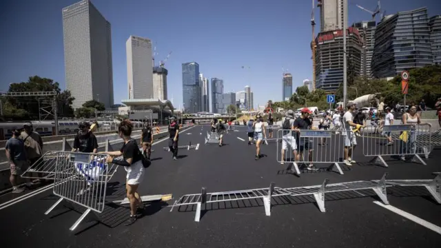 إسرائيليون يتظاهرون وسط تل أبيب ويغلقون الطرقات.