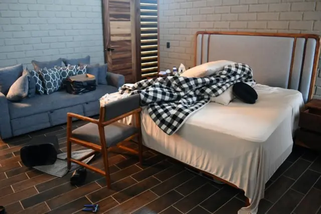 Una vista de una habitación con muebles en la cabaña