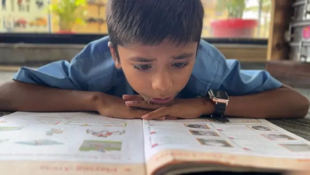 मुलांना मुलांकडूनच शिकवलं जातं. 