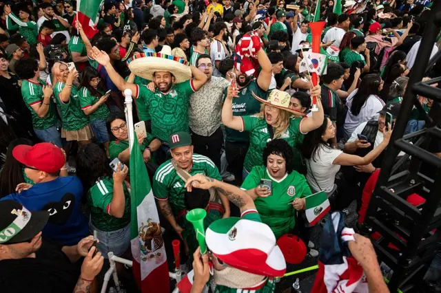 Los aficionados mexicanos celebran la victoria de su equipo en el partido del Mundial de 2026 entre Corea del Sur y México, van vestidos con la camiseta de la selección. 