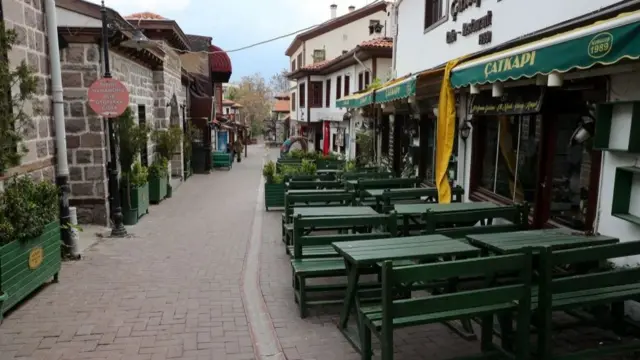 İstanbul'da boş bir sokak.