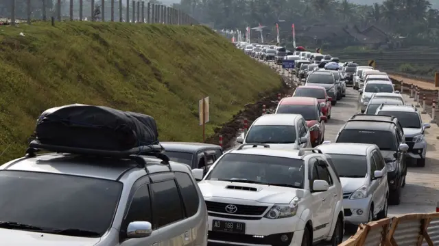Sejumlah kendaraan bermotor terlibat antrean panjang untuk secara bergantian melewati turunan dan tanjakan ruas tol fungsional Salatiga-Kartasura di Jembatan Kali Kenteng, Susukan, Kabupaten Semarang, Jawa Tengah, Minggu (10/6). Titik dengan tanjakan curam di tol fungsional tersebut menjadi tantangan bagi pemudik mobil yang melintas, karena menyebabkan antrean panjang sekitar 2 kilometer.