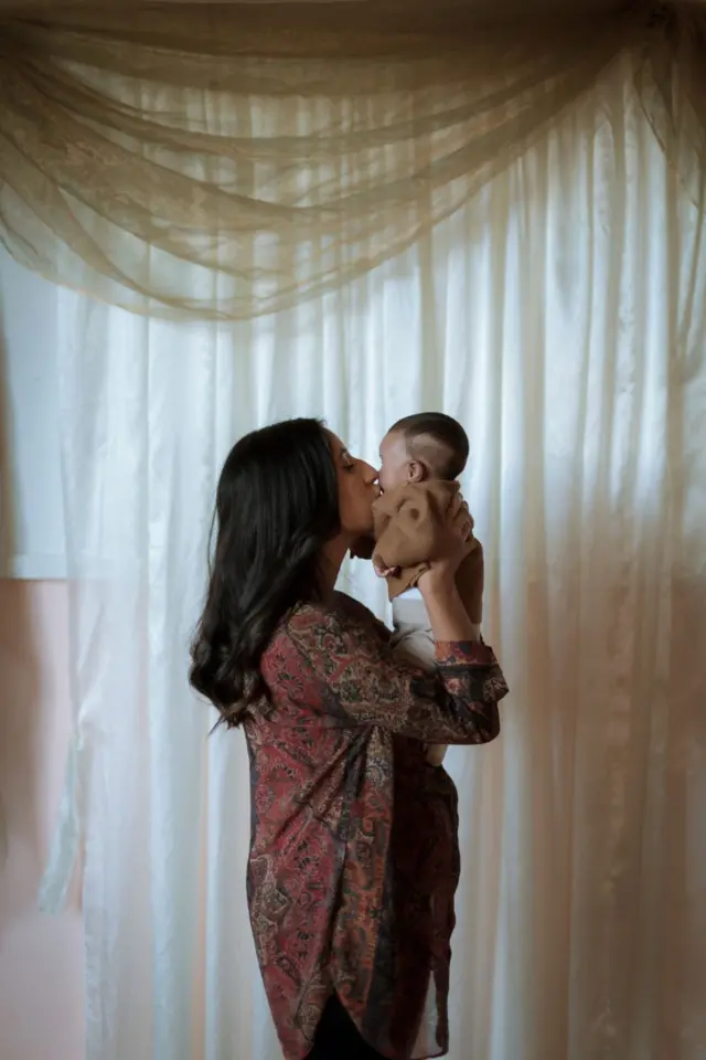 Madre besando a su bebé