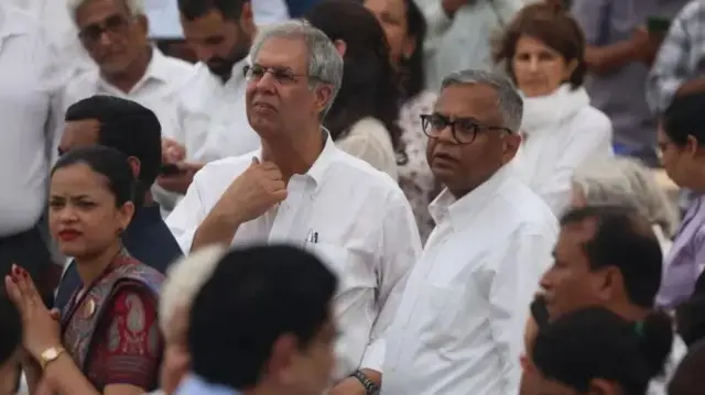 رتن ٹاٹا کے سوتیلے بھائی نوئل ٹاٹا (بائیں جانب)، ٹاٹا گروپ کے موجودہ چیئرمین نترجن چندر شیکھرن (دائیں جانب) 