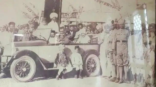 پرانی تصویر میں خاندان کے پاس موٹر کار کی موجودگی نظر آ رہی ہے