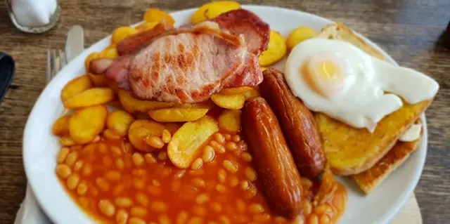 Petit-déjeuner anglais complet.