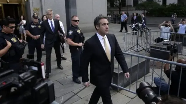 Cohen keluar dari pengadilan di New York setelah membayar uang jaminan. Ia pernah mengatakan bersedia memasang badan untuk Trump.