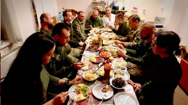 저녁 식사로 레몬, 으깬 감자와 함께 버터로 요리한 꿩이 올라왔다