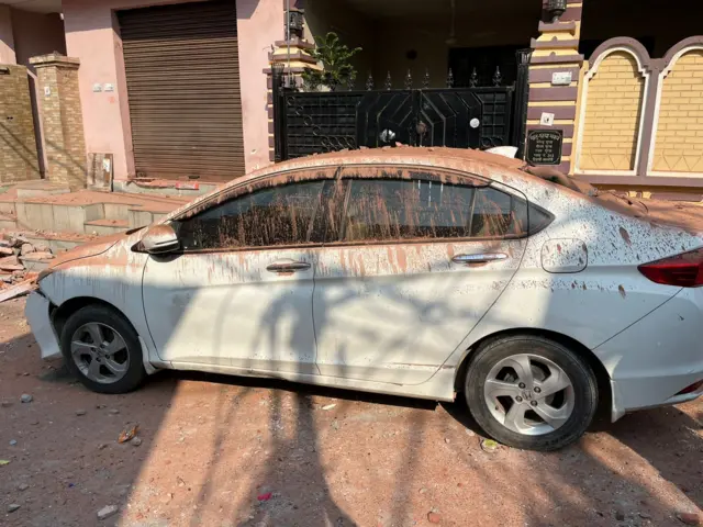 यावेळी हवाई हल्ल्याचे सायरन वाजले आणि लोकांना बाहेर पडण्यास सांगण्यात आलं.