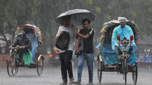 মৌসুমি বায়ুর প্রভাবে দেশের বিভিন্ন স্থানে টানা বৃষ্টি অব্যাহত রয়েছে