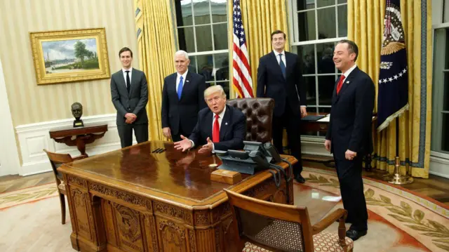 الرئيس ترامب خلال فترة رئاسته الأولى مع بعض مساعديه بينهم صهره غاريد كوشنر