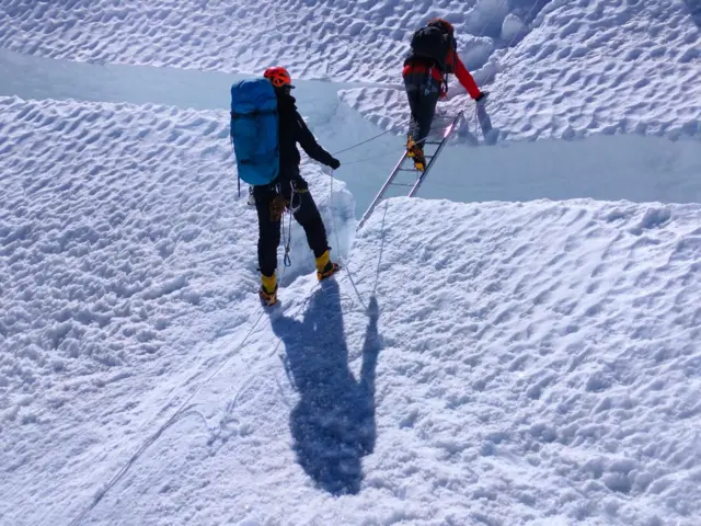 এভারেস্টে ওঠার পথে।