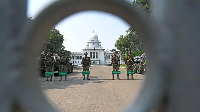 হাইকোর্টের সামনে সেনাসদস্যরা দাঁড়িয়ে আছেন
