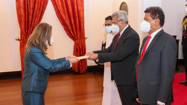 ශ්රී ලංකාවේ ඇමෙරිකාවේ තානාපතිවරිය ලෙස ජුලි චංග් සිය අක්ත පත්ර එවකට ජනාධිපති ගෝඨාභය රාජපක්ෂට භාර දෙමින්