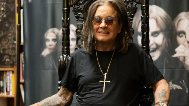 Ozzy en 2022 durante una firma de discos.