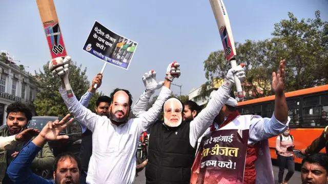 नई दिल्ली में पेट्रोल-डीज़ल के दामों के ख़िलाफ़ प्रदर्शन करते यूथ कांग्रेस के कार्यकर्ता