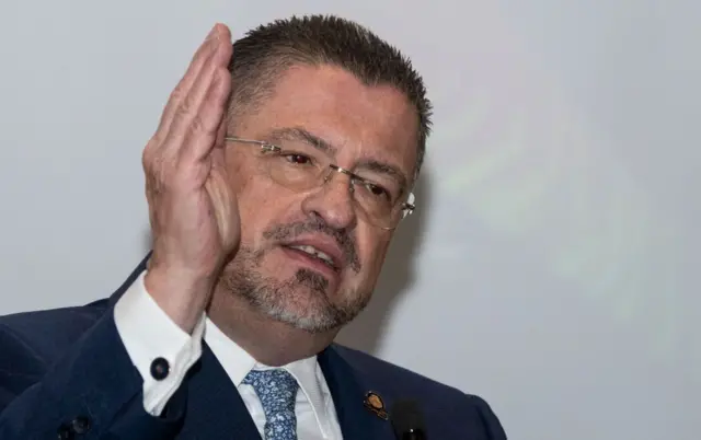 El presidente de Costa Rica en una rueda de prensa
