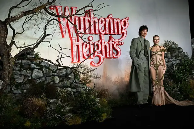 Jacob Elordi y Margot Robbie asisten al estreno británico de "Cumbres Borrascosas" en el Odeon Luxe Leicester Square el 5 de febrero de 2026 en Londres, Inglaterra.