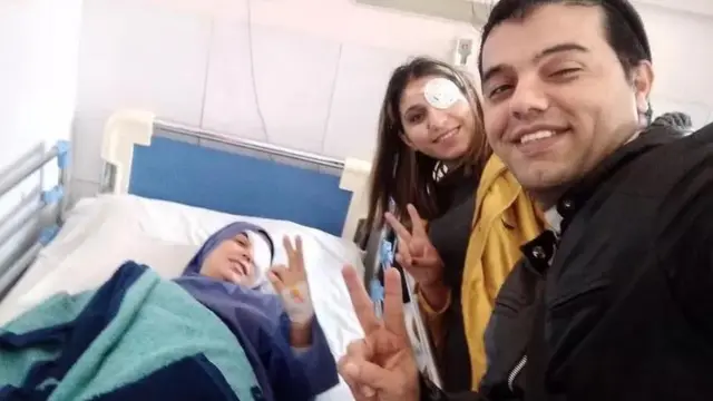 হাসপাতালের বিছানায় এলাহে তাভোকোলিয়ান, পাশে মো. ফারজি এবং কোসার ইফতেখারি