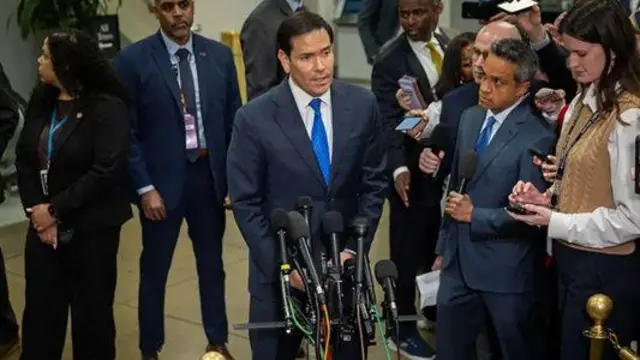 Марко Рубіо розмовляє з журналістами перед брифінгом