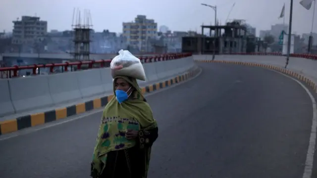 করোনাভাইরাস প্রাদুর্ভাবের প্রভাবে নিয়মিত চাকরিজীবী বা প্রতিষ্ঠিত ব্যবসায়ীরাও ক্ষতিগ্রস্থ হচ্ছেন, কিন্তু দিনযাপন রীতিমতো কষ্টকর হয়ে পড়েছে পরিবহণ শ্রমিক, গার্মেন্টস কর্মী, বিভিন্ন ধরণের ক্ষুদ্র ব্যবসার সাথে জড়িতদের জন্য