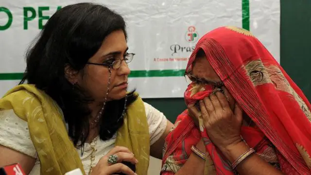 গুজরাটের একজন দাঙ্গাপীড়িত নারীর সঙ্গে তিস্তা সেতালভাদ