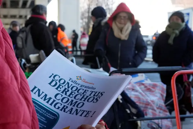 Voluntarios reparten papeles informativos sobre los derechos que tienen las personas inmigrantes en Estados Unidos en un evento de La Colaborativa en Chelsea, Massachusetts, Estados Unidos, el 29 de enero de 2025. REUTERS/Brian Snyder