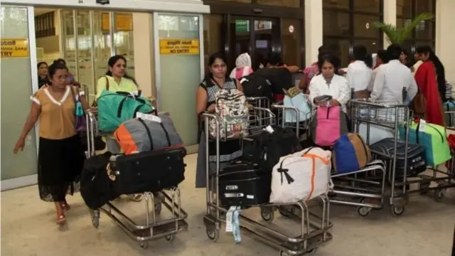 හිරිහැර ආදියට ගොදුරු වීම නිසා රජය විසින් ආපසු ගෙන්වා ගත් ගෘහසේවිකාවන් කණ්ඩායමක්