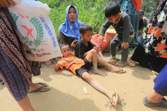 Sejumlah warga pengungsi menanti bantuan di Desa Pepelah, Kecamatan Pinding, Kabupaten Gayo lues, Aceh, Senin (22/12/2025).