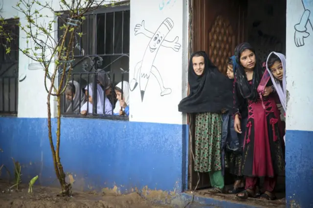 د افغان سټیزن کارډ لرونکي نه یوازې په پاکستان کې کاروبار لري، بلکې د دوی ماشومان هم په مختلفو تعلیمي ادارو کې زده کړې کوي. 