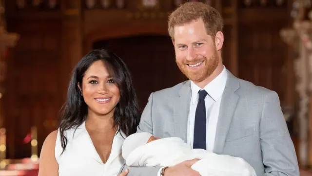 Harry e Meghan apresentam bebê