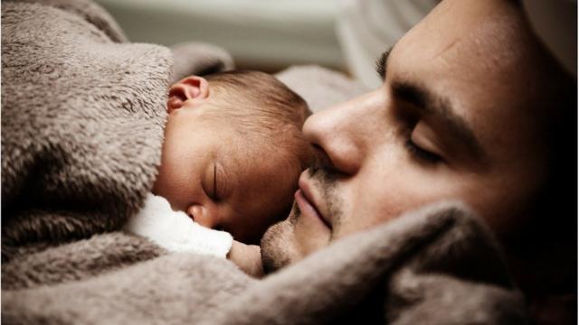 Pai e filho dormindo