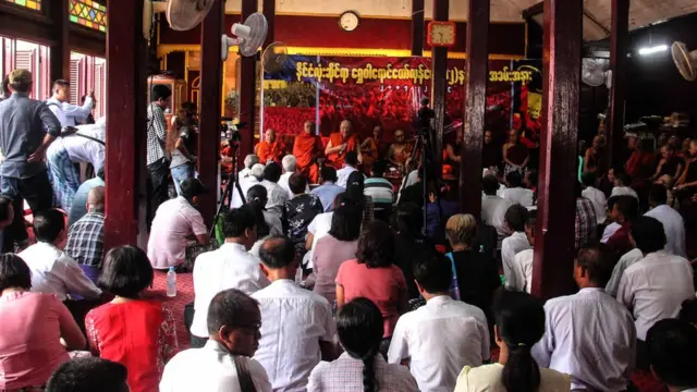 လောင်စာဆီအပါအဝင်ကုန်ဈေးနှုန်းမြင့်တက်မှုကို သံဃာနဲ့ပြည်သူ ပူးပေါင်းဆန္ဒပြခဲ့လို့ အကြမ်းဖက်ဖြိုခွင်းခံရ