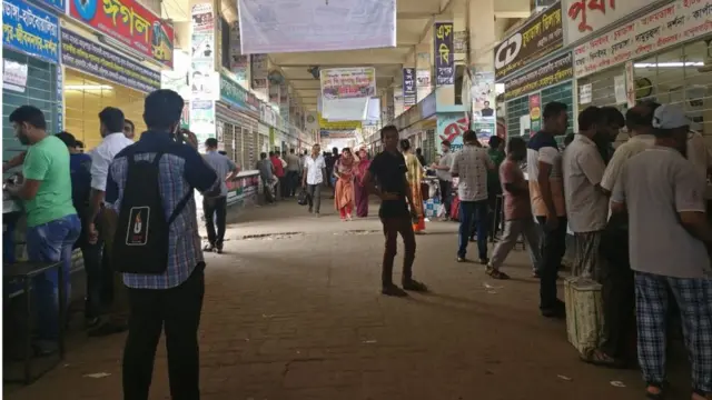 বুধবার ঢাকার গাবতলীতে যাত্রীদের আনাগোনা অনেক কম দেখা গেছে