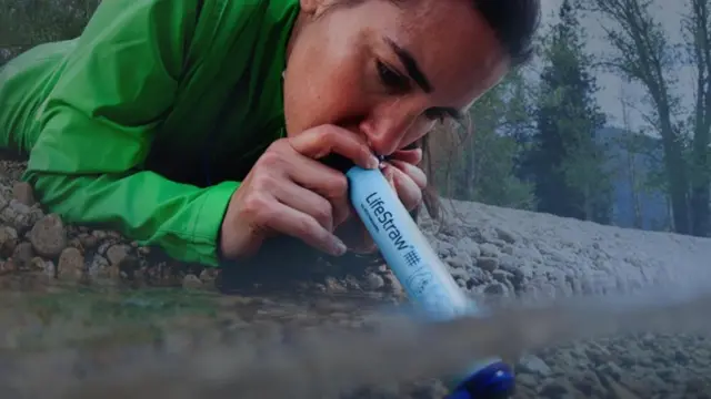 Mulher utilizando o LifeStraw