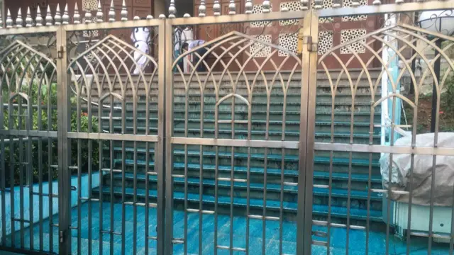 警方的水炮车在九龙的清真寺外射出染有蓝色颜料的水，部份射进清真寺范围内。