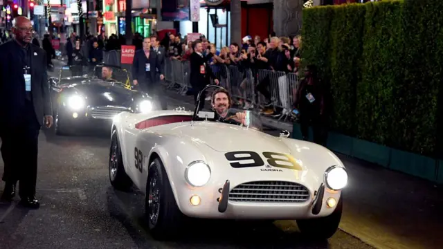 کریستین بیل و مت‌ دیمون سوار بر دو فورد شِلبی به مراسم نمایش فیلم آمدند