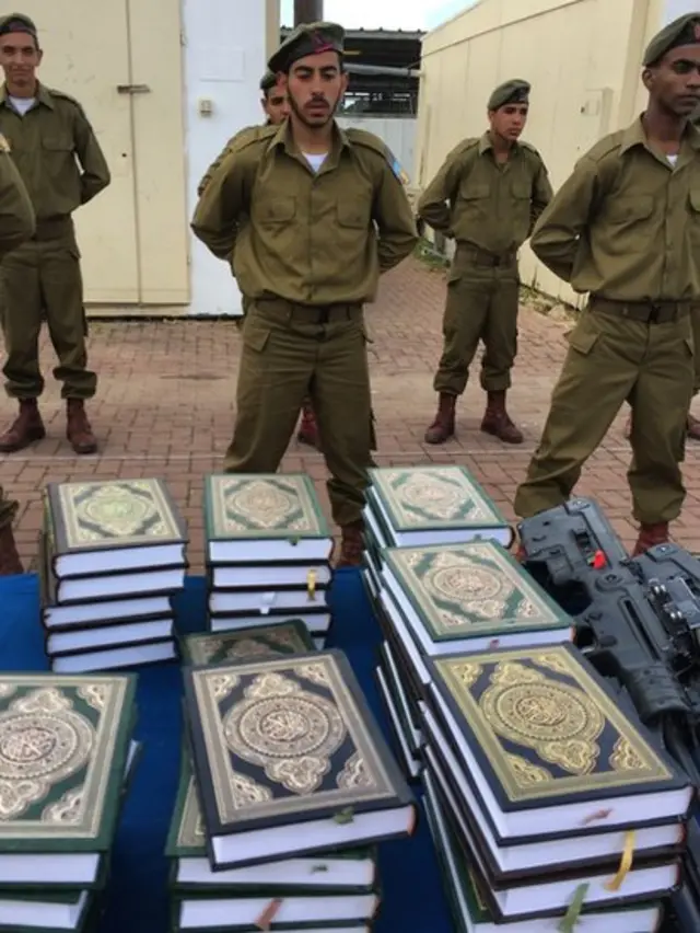 مجندون من عرب إسرئيل يؤدون القسم على القرآن خلال مراسم تخرجهم