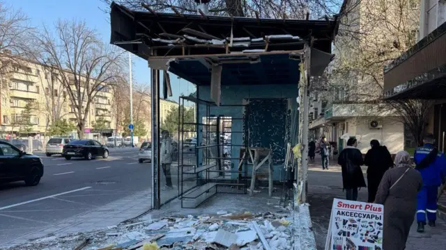 Бузилган автобус бекатидаги дўкон