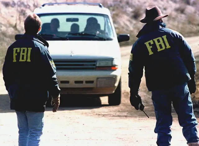 Unos agentes del FBI cerca de la cabaña donde fue arrestado el Unabomber en 1996.