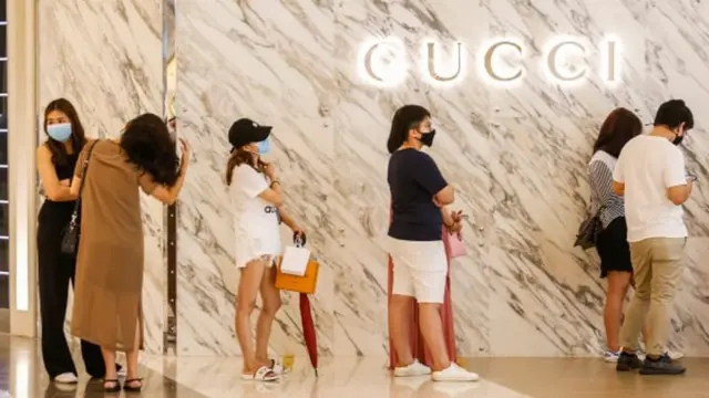 คนเข้าคิวซื้อของ