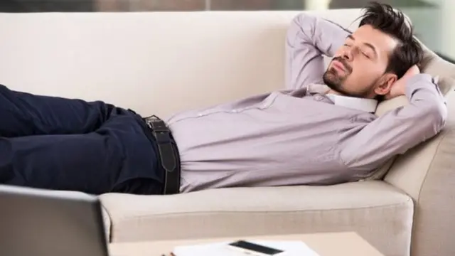 दफ़्तर में सोता आदमी