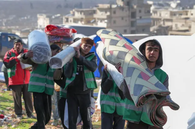 Сириялыктарга убактылуу баш калкалоочу жайлар уюштурулду. Сүрөттө козголоңчулар көзөмөлдөгөн Харим шаары