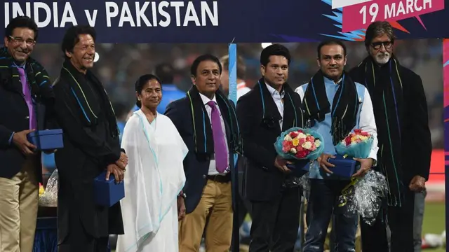 কলকাতার ইডেন গার্ডেন্সে ২০১৬ সালে ভারত পাকিস্তান টি টোয়েন্টি ম্যাচের আগে মমতা ব্যানার্জীর বাঁয়ে ইমরান খান, ডানে সুনীল গাভাস্কার। আছেন শচিন তেন্ডুলকার, বীরেন্দ্র সেহওয়াগ, ওয়াসিম আক্রাম এবং অমিতাভ বচ্চনও। - ফাইল ছবি