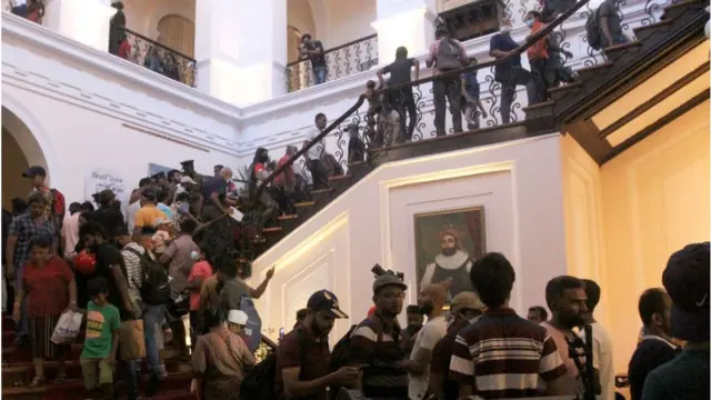 શનિવારે શ્રીલંકાના રાષ્ટ્રપતિ આવાસની અંદર પ્રદર્શનકારીઓનાં ટોળેટોળાં જોવા મળ્યાં હતાં.